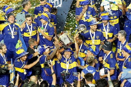 Los jugadores de Boca festejan con la copa luego de vencer a Banfield por penales en la final de la Copa Diego Maradona.