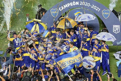 El plantel de Boca celebra el título N° 70 de su historia