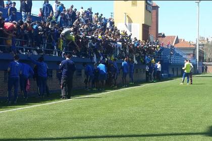 Los jugadores de Boca firmaron autógrafos tras el entrenamiento