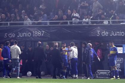 Los jugadores de Boca Juniors al costado del campo luego de que la policía lanzara gases lacrimógenos afuera del estadio Juan Carmelo Zerillo