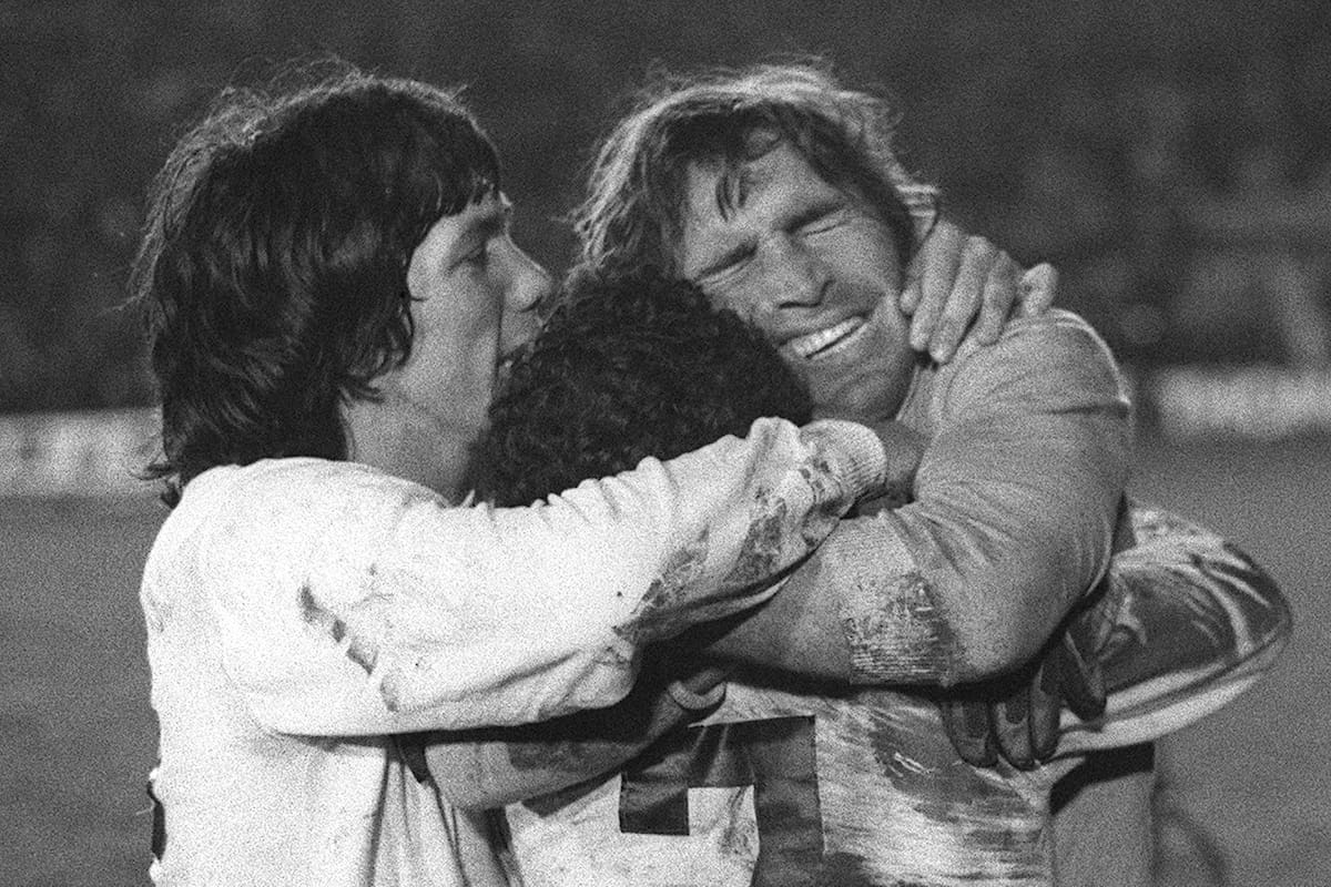 Los jugadores de Boca Juniors de Argentina Hugo Gatti, derecha, Ernesto Mastrangelo, centro, y Daniel Pavón celebran después de la tanda de penales de la final de la Copa Libertadores en Montevideo, Uruguay, el miércoles 14 de septiembre de 1977. Después de que el partido terminó 1-1 En total, Boca