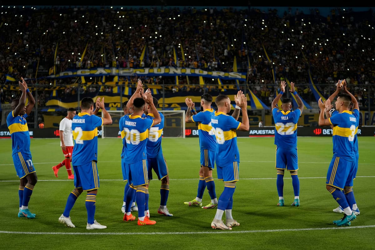 Los jugadores de Boca saludan a sus hinchas antes de disputar el amistoso con Independiente; el equipo todavía tiene mucho para mejorar