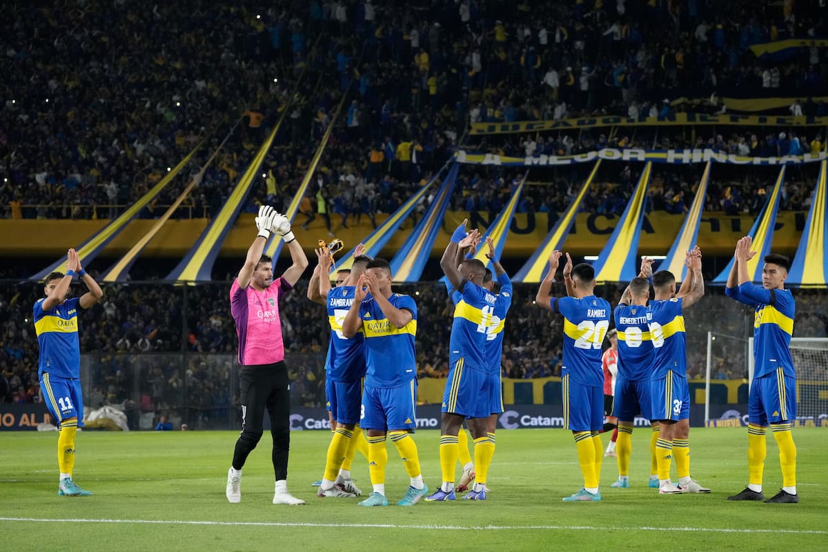Los jugadores de Boca saludan a sus hinchas en la Bombonera; esta noche se juegan el pase a octavos de final de la Copa Libertadores