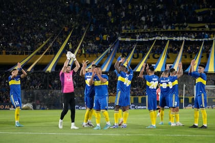Los jugadores de Boca saludan a sus hinchas en la Bombonera; este miércoles tendrán un examen clave en la altura de La Paz, por la Copa Libertadores