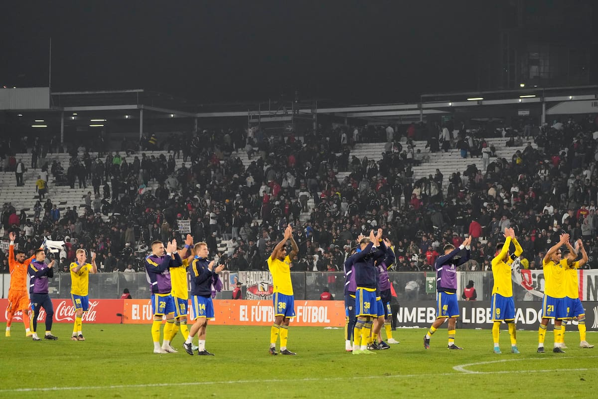 Los jugadores de Boca saludando a los 2000 hinchas xeneizes que hubo en el estadio de Colo Colo; el plantel, feliz con el triunfo en la previa al choque con River
