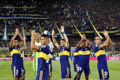 Los jugadores de Boca saludando a los hinchas antes del inicio de un partido; el grupo se potenció con Russo