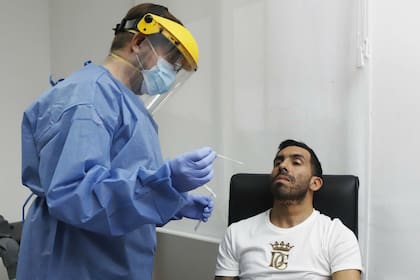 Carlos Tevez, a punto de someterse al hisopado que detecta coronavirus, en la previa del regreso a las prácticas de los equipos argentinos.