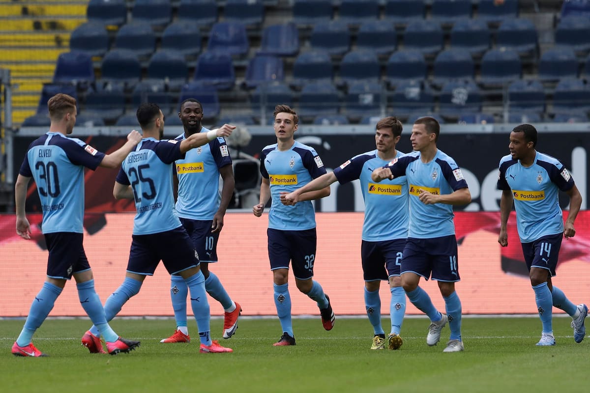 Los jugadores de Borussia Monchengladbach festejan el primer gol frente a Eintracht de Frankfurt, anotado por Alassane Plea.