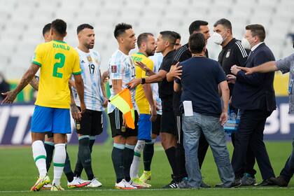 Los jugadores de Brasil y Argentina charlan tras la interrupción del partido por las eliminatorias de la Copa Mundial, el domingo 5 de septiembre de 2021, en Sao Paulo. (AP Foto/Andre Penner)
