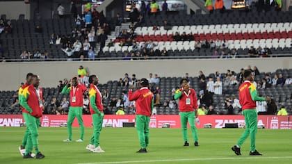 Los jugadores de Burkina Faso se sacan fotos en el Monumental