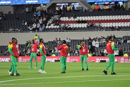 Los jugadores de Burkina Faso se sacan fotos en el Monumental