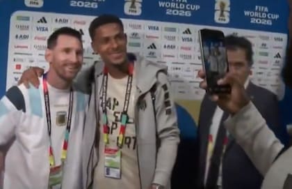Los jugadores de Cabo Verde esperaron a Messi tras el partido para pedirle fotos