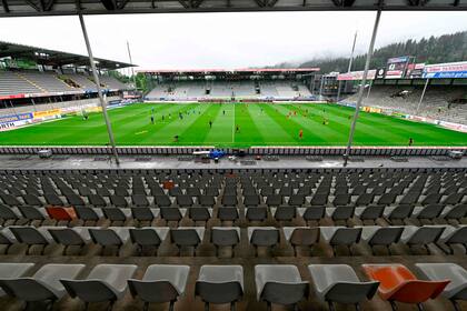 Los jugadores de calentamiento de Friburgo y Bremen antes del partido de fútbol de la Primera división alemana de la Bundesliga SC Freiburg v Werder Bremen en Friburgo, sur de Alemania