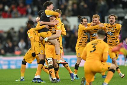 Los jugadores de Cambridge festejan un triunfo histórico
