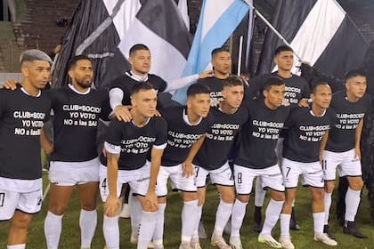 Los jugadores de Central Norte con la remera en contra de las SAD antes de salir a jugar
