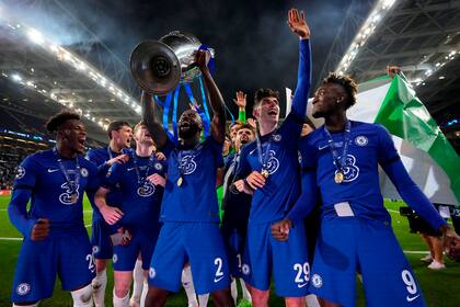 Los jugadores de Chelsea festejan la conquista de la Champions League ante Manchester United; el club inglés también se quedó con el mercado global de las redes sociales