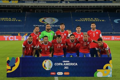 Los jugadores de Chile posan antes del partido de Copa América 2021 frente a Argentina