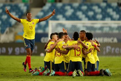 Los jugadores de Colombia celebran el gol de la victoria 1-0 ante Ecuador en la Copa América, el domingo 13 de junio de 2021, en Cuiabá, Brasil. (AP Foto/Bruna Prado)