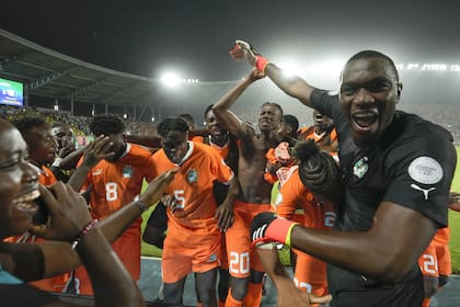 Los jugadores de Costa de Marfil festejan tras eliminar por penales a Senegal, el vigente campeón de la Copa África