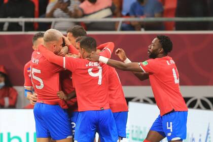 Los jugadores de Costa Rica celebran tras anotar el primer gol ante Nueva Zelanda en el repechaje para la Copa del Mundo en Al Rayyan, Qatar, el martes 14 junio de 2022. (AP Foto/Hussein Sayed)
