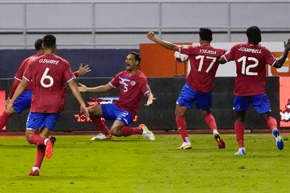 Los jugadores de Costa Rica festejan tras el gol de Celso Borges (centro) en el partido contra El Salvador por las eliminatorias del Mundial, el domingo 10 de octubre de 2021, en San José. (AP Foto/Moisés Castillo)