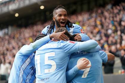 Los jugadores de Coventry celebran el gol de Ellis Simms en la victoria 3-2 ante Wolverhampton en los cuartos de final de la Copa FA, el sábado 16 de marzo de 2024. (Mike Egerton/PA vía AP)
