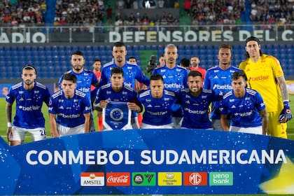 Los jugadores de Cruzeiro de Brasil previo al partido contra Libertad de Paraguay en los cuartos de final de la Copa Sudamericana, el jueves 19 de septiembre de 2024. (AP Foto/Jorge Saenz)