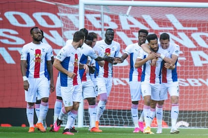 Los jugadores de Crystal Palace felicitan a Andros Townsend, autor del primer gol de los londinenses en el partido frente a Manchester United, que terminarían ganando por 3-1.