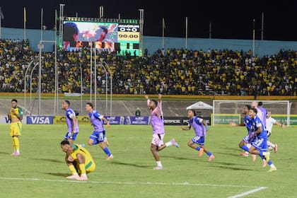 Los jugadores de Curazao celebran la clasificación para la Copa del Mundo de fútbol FIFA 2026 después de un juego contra Jamaica en Kingston, Jamaica, el martes 18 de noviembre de 2025. (AP Photo/Collin Reid)