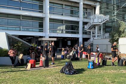 Los jugadores de Defensa y Justicia fueron derivados a un sector cercano del aeropuerto en Santiago para esperar el embarque; no los dejaron cruzarse con gente en las instalaciones