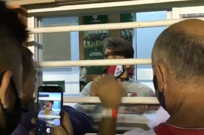 Los jugadores de Depro charlan con Ponzio a través de la ventana, después del partido.