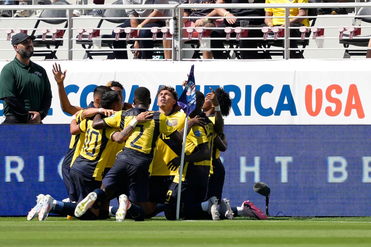 Los jugadores de Ecuador celebran el gol de Jeremy Sarmiento en el partido contra Venezuela por el Grupo B de la Copa América, el sábado 22 de junio de 2024, en Santa Clara, California. (AP Foto/Tony Avelar)