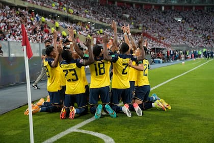 Los jugadores de Ecuador celebran tras un gol en las eliminatorias del Mundial de Qatar 2022