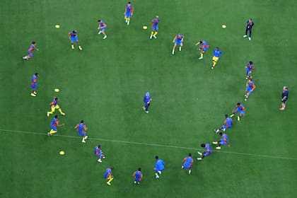 Los jugadores de Ecuador entran en calor antes del partido del Grupo A de la Copa Mundial contra Qatar, en el Estadio Al Bayt