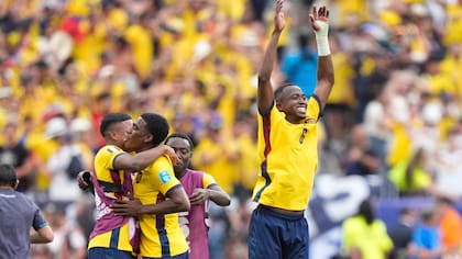 Los jugadores de Ecuador festejan tras derrotar a Alemania y terminar terceros en el Grupo E; los cuatro puntos conseguidos les alcanzarán para clasificarse a dieciseisavos de final