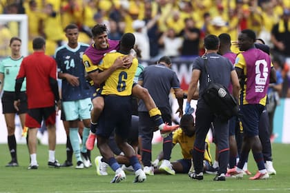 Los jugadores de Ecuador festejan tras la victoria ante Alemania: Piero Hincapié se le tira encima a Willian Pacho