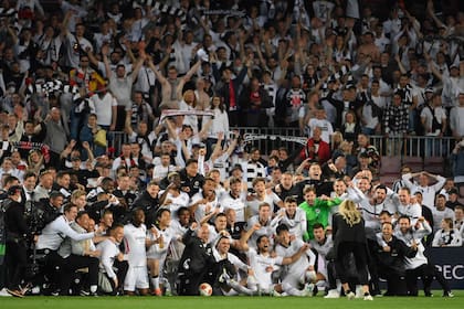 Los jugadores de Eintracht Frankfurt festejan en el estadio de Barcelona, pero... celebraron como si fuera en Alemania