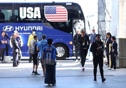 Los jugadores de Estados Unidos, en su llegada al estadio Jamie Squire/Getty Images/AFP (Photo by JAMIE SQUIRE / GETTY IMAGES NORTH AMERICA / Getty Images via AFP)