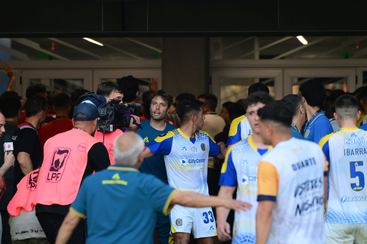 Los jugadores de Estudiantes de la Plata y Rosario Central, envueltos en un tumulto en la zona de vestuarios del estadio Madre de Ciudades, de Santiago del Estero