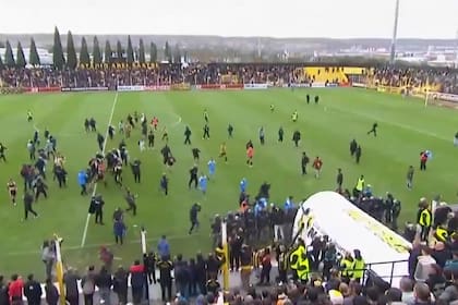 Los jugadores de Estudiantes de Río Cuarto huyen al vestuario, corridos por los violentos hinchas de Deportivo Madryn