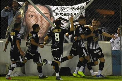 Los jugadores de Estudiantes festejan el triunfo y el pase a los octavos de final