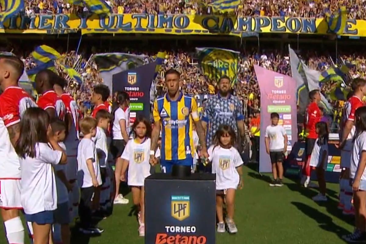 Los jugadores de Estudiantes les dan la espalda a sus colegas de Rosario Central