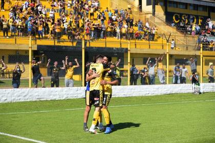 Los jugadores de Flandria celebran un gol con el mejor acompañamiento: sus hinchas en las gradas