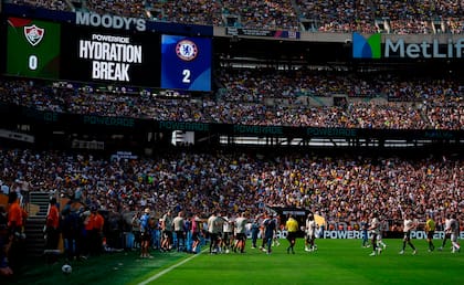 Los jugadores de Fluminense y Chelsea durante una pausa de hidratación en las semifinales del Mundial de Clubes 2025, en East Rutherford, Nueva Jersey.
