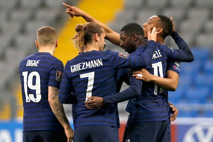 Los jugadores de Francia celebran después de que el francés Ousmane Dembele, segundo a la derecha, anotó el primer gol de su equipo durante el partido de clasificación del grupo D para la Copa del Mundo 2022 entre Kazajistán y Francia en el estadio Astana Arena en Nur-Sultan, Kazajistán, el domingo 28 de marzo de 2021.