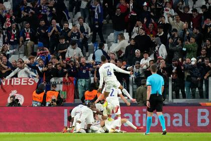 Los jugadores de Francia celebran el gol de Theo Hernández para sellar la victoria 3-2 ante Bélgica en las semifinales de la Liga de Naciones