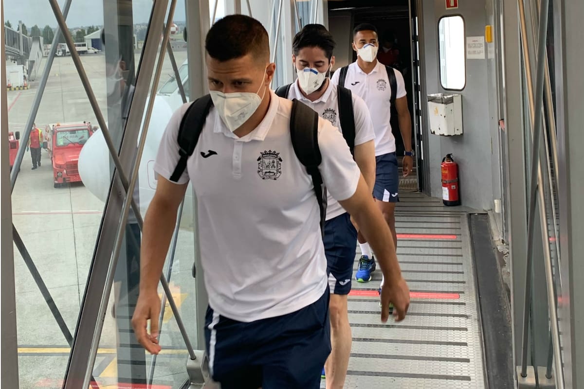 Los jugadores de Fuenlabrada arribaron este lunes a La Coruña. El partido entre el Deportivo La Coruña y el Fuenlabrada de la segunda división del fútbol español fue pospuesto luego que varios jugadores del equipo visitante dieron positivo de coronavirus