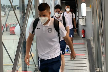 Los jugadores de Fuenlabrada arribaron este lunes a La Coruña. El partido entre el Deportivo La Coruña y el Fuenlabrada de la segunda división del fútbol español fue pospuesto luego que varios jugadores del equipo visitante dieron positivo de coronavirus