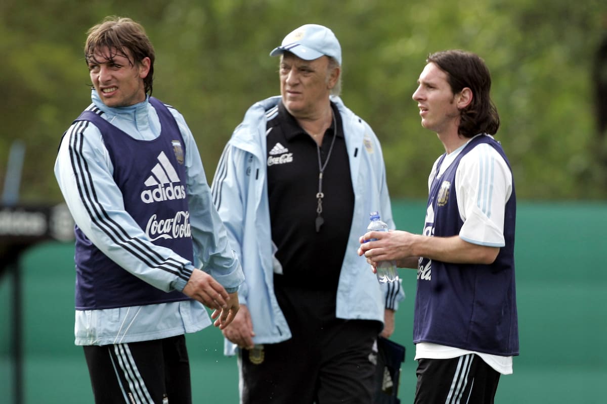 Los jugadores de fútbol de la selección argentina Lionel Messi, a la derecha, que juega para el Barcelona de España, y Gabriel Heinze, a la izquierda, que juega para el Real Madrid de España, practican mientras el entrenador de Argentina Alfio Basile observa durante una sesión de entrenamiento en Bu