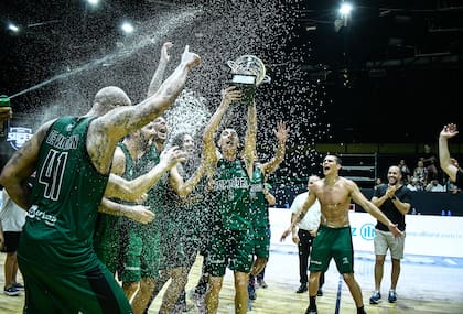 Los jugadores de Gimnasia festejan con la Copa Súper 20 de la Liga Nacional